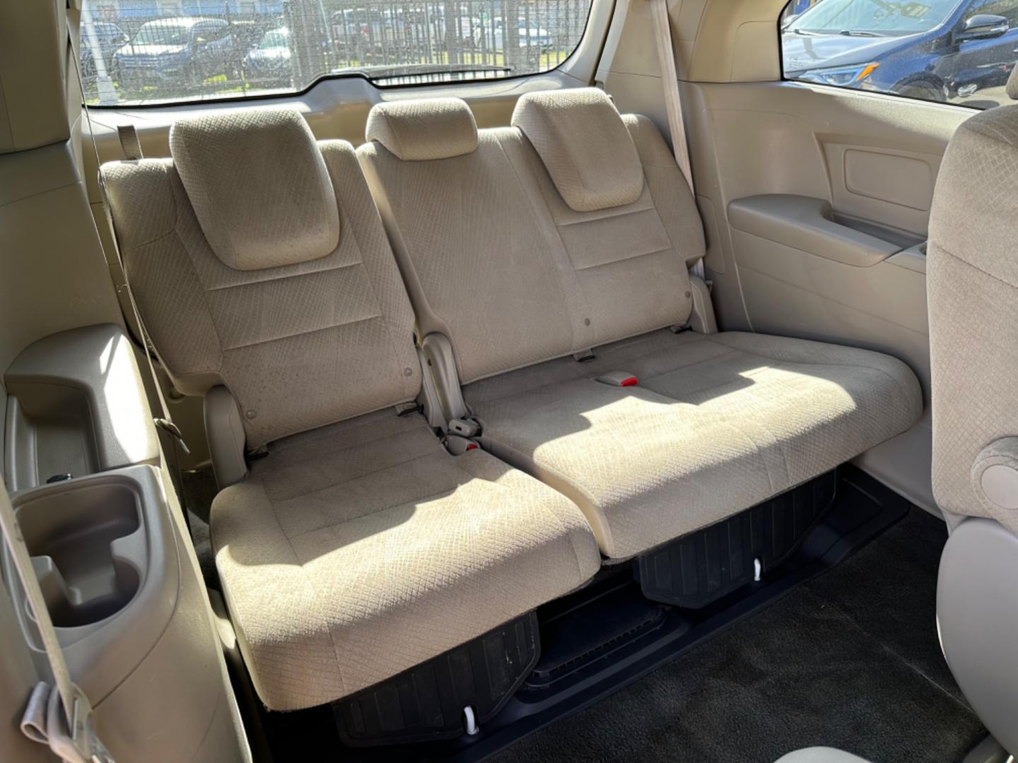 2014 White /Beige Honda Odyssey LX (5FNRL5H29EB) with an 3.5L V6 SOHC 24V engine, 6-Speed Automatic transmission, located at 1501 West 15th St., Houston, 77008, (713) 869-2925, 29.797941, -95.411789 - Photo#6